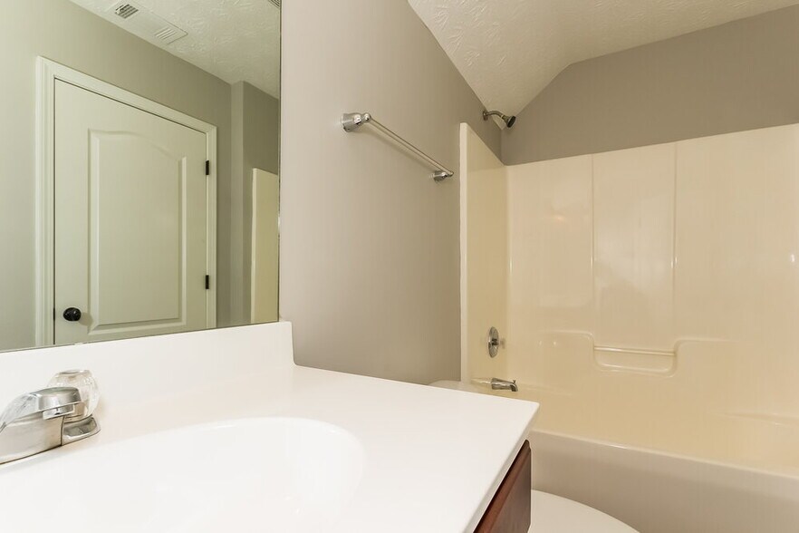 Building Photo - 117 Daisy Cir