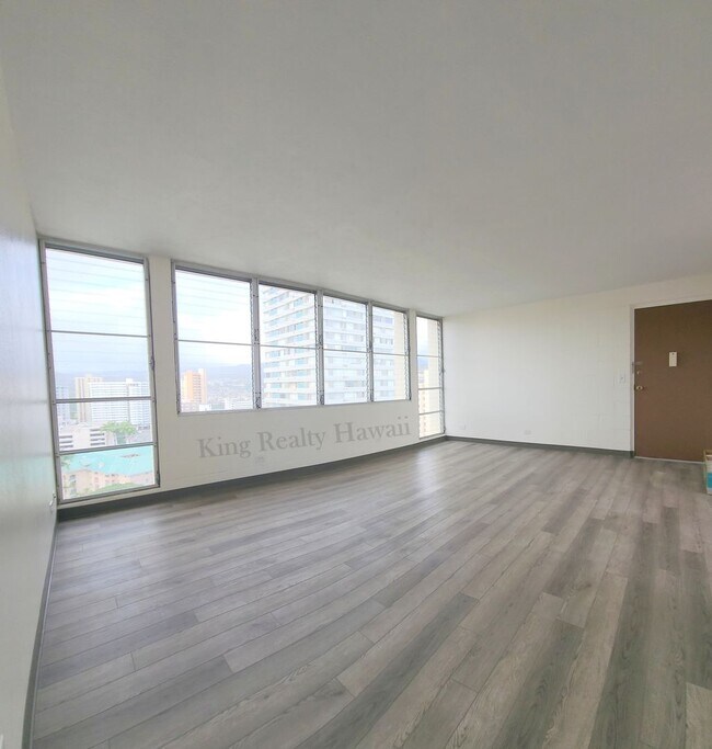 Building Photo - UPGRADED 3 br / 2 ba Only 2 units per flr,...