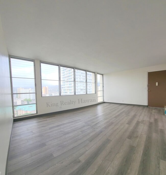 Building Photo - UPGRADED 3 br / 2 ba Only 2 units per flr, VIEWS, Utils Incl.+2 prkg.