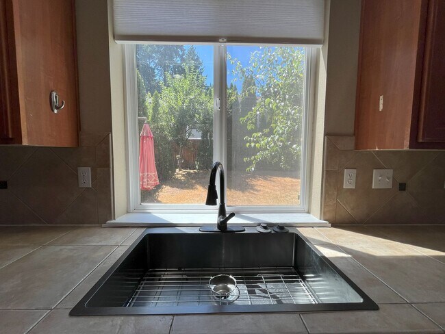 Building Photo - Bright & Airy Home with Granite Kitchen, V...