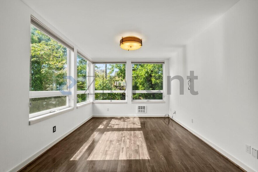 Building Photo - Unit