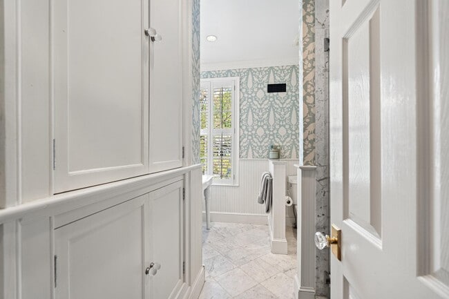 Building Photo - 400 S Lee St