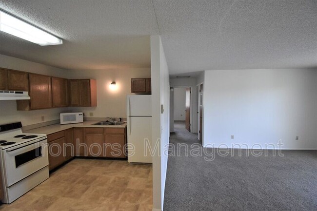 Building Photo - 811 W Villard St