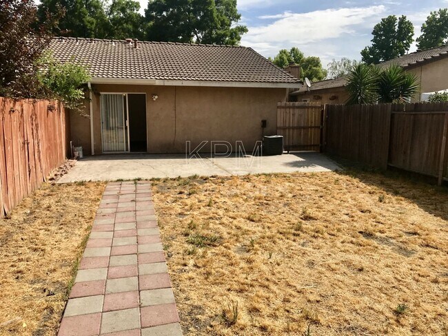 Building Photo - 7409 Village Green Dr