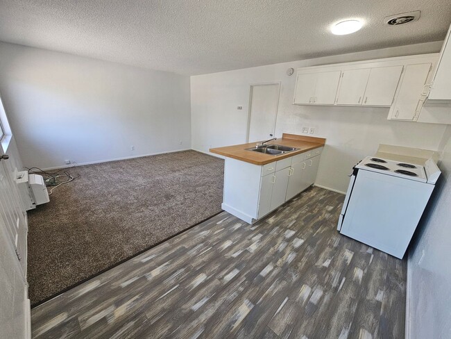 Building Photo - 1 Bedroom 1 Bath Triplex Unit in Los Molinos!