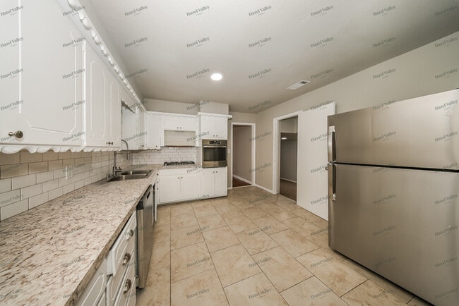 Building Photo - 5206 N Beaver Ave