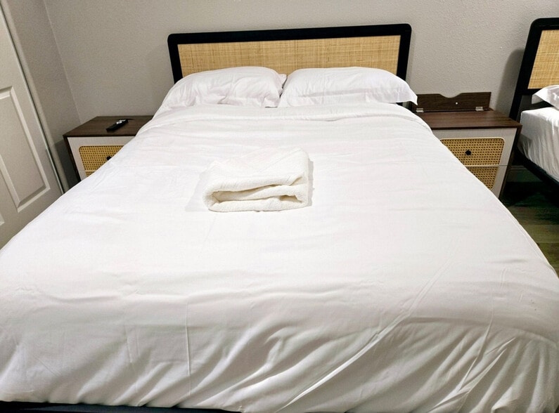 Building Photo - 451 E Lincoln Ave