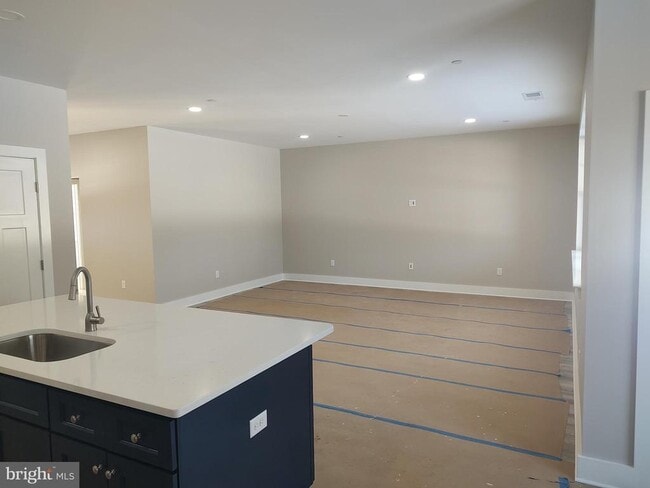 Building Photo - 112 W Main St