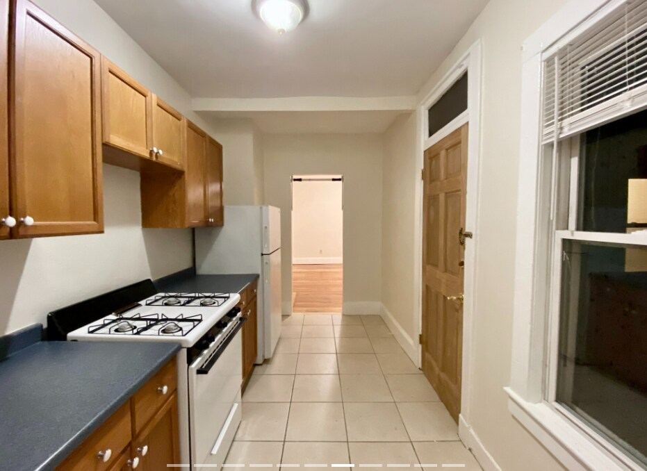 Building Photo - 132 1/2 Oxford St