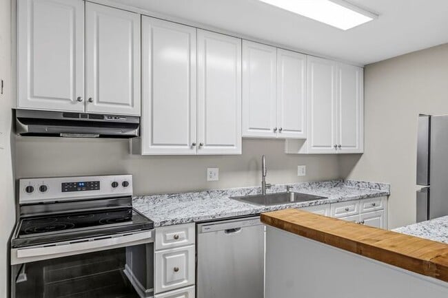 Building Photo - Updated 2-bedroom, 2.5-bath property Greensboro!