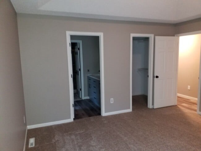 Building Photo - Coming Soon – Beautifully Renovated 4-Bedroom Home in Blue Springs!