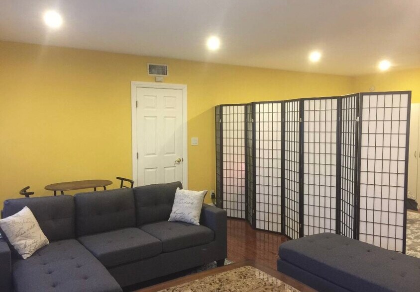 Building Photo - 5115 Canoga Ave