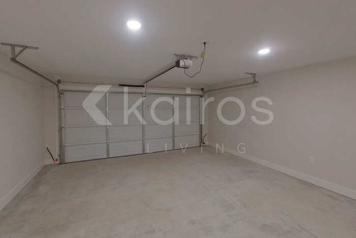 Building Photo - 553 Mt Airy Dr