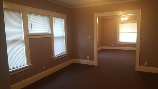 Building Photo - 1133-1135 N Main St