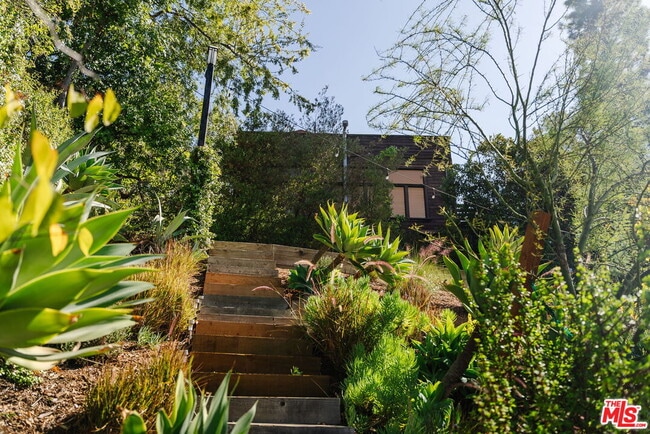 Building Photo - 1428 Holbrook St