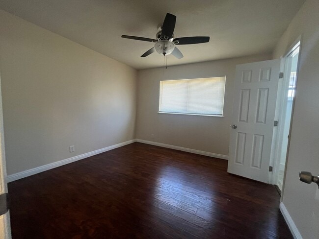 Building Photo - 4 bedroom 2bathroom Home Available now!