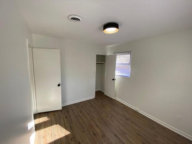 Building Photo - Charming 3 Bedroom House in Quite Neighborhood