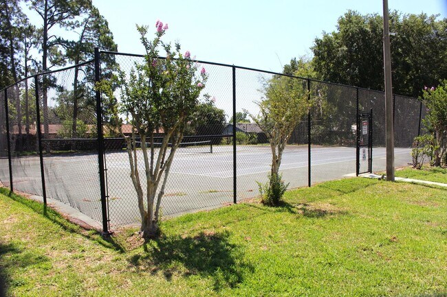 Building Photo - Lovely Home Available in the Royal Manor S...