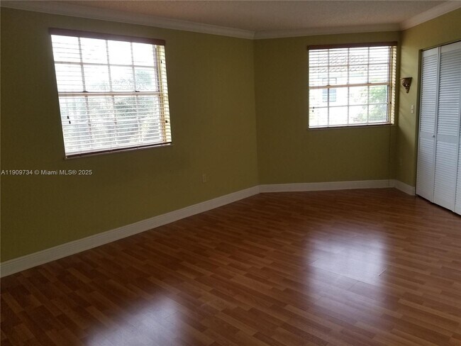 Building Photo - 9735 Fontainebleau Blvd