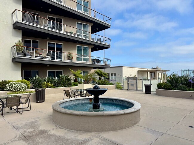 Building Photo - Gorgeous 3 Bed, 2 Bath Unit with Ocean Views
