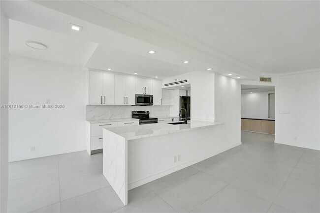 Building Photo - 20281 E Country Club Dr