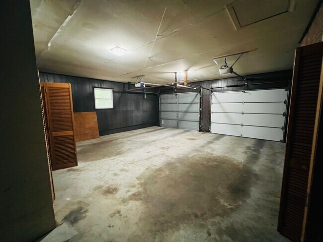 Building Photo - 401 Apperson Dr