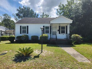 Building Photo - Charming 2 Bedroom 1 Bathroom home near Th...
