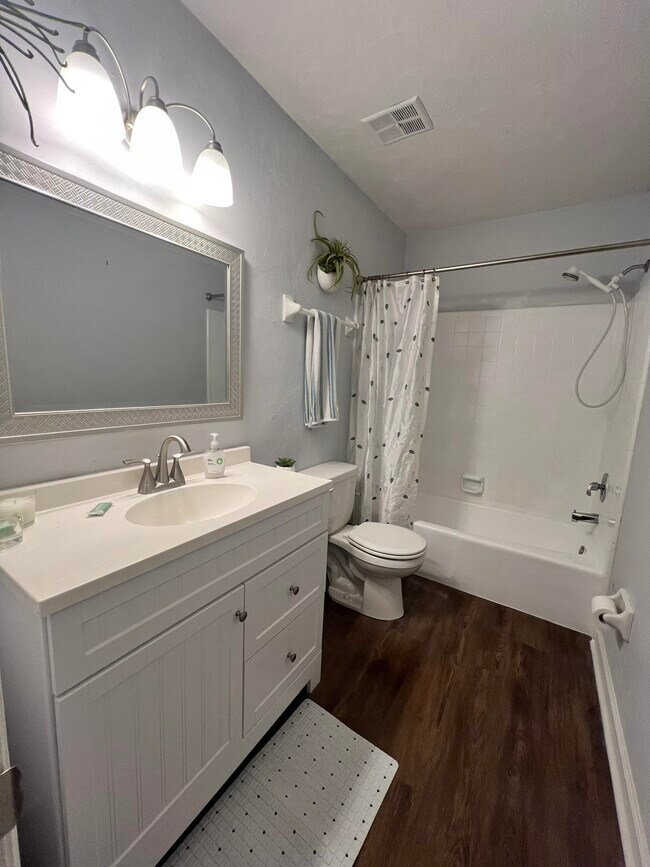 Building Photo - 1000 Holland Dr