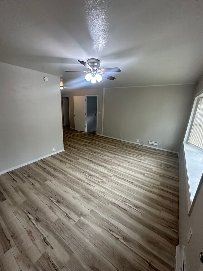 Building Photo - 3 bedroom 1 Bath