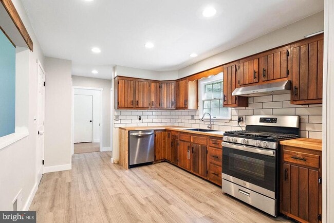 Building Photo - 13 Sturbridge Dr