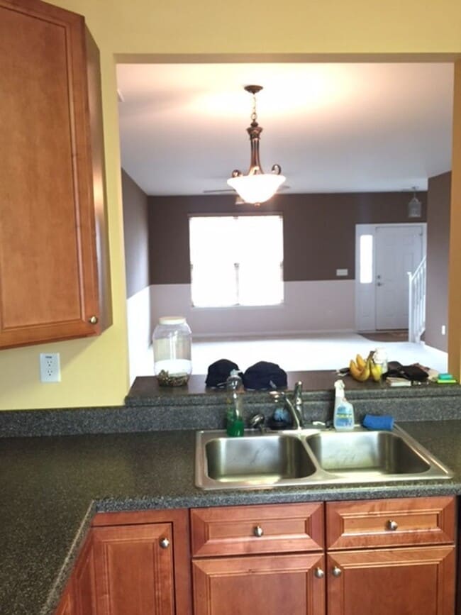 Building Photo - 3 BED / 2.5 BATH CONDO