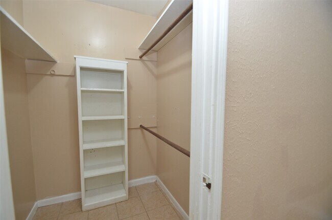 Building Photo - 439 Breeze Park Dr