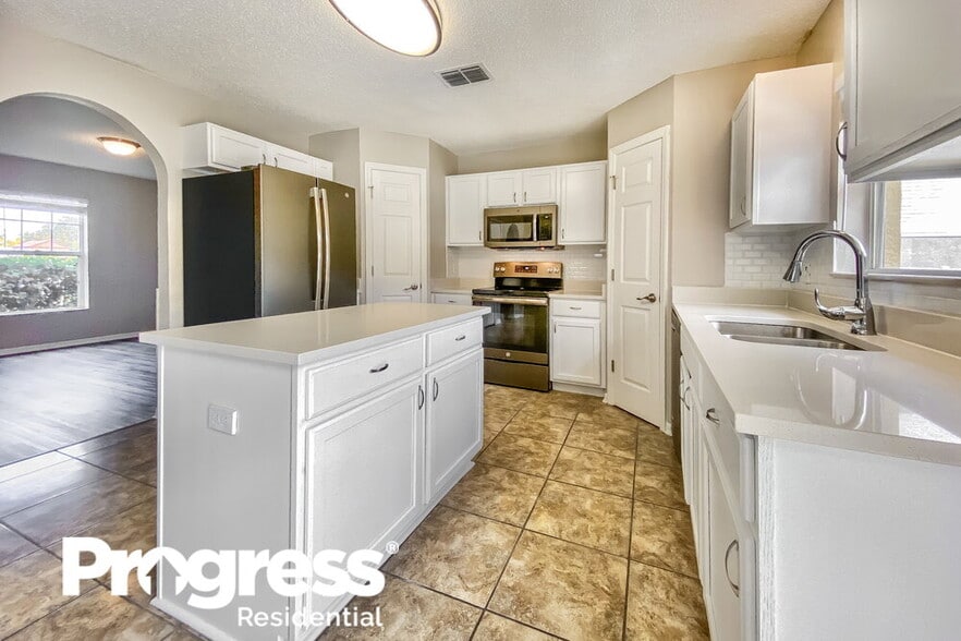 Building Photo - 5342 Woodridge Ln