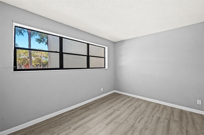 Building Photo - 2302 S Cypress Bend Dr