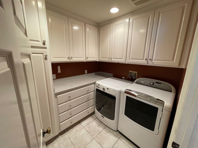 Building Photo - 19077 Oriente Dr