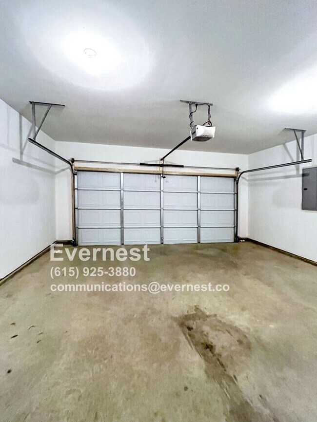 Building Photo - 4-Bedroom, 2-Bathroom Home in a Convenient...
