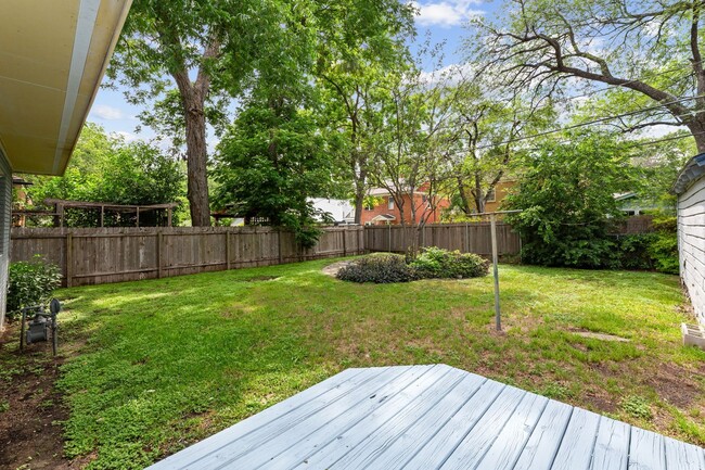 Building Photo - Nicely Updated 3/2 in Hyde Park