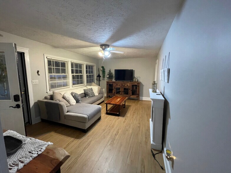 Building Photo - 825 N Page St