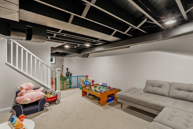 Building Photo - 811 Hiawatha Dr