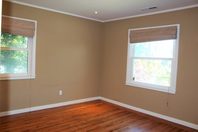 Building Photo - Beautifully Renovated San Mateo Bungalow w...