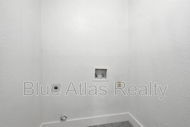 Building Photo - 5517 Wellesley Ave