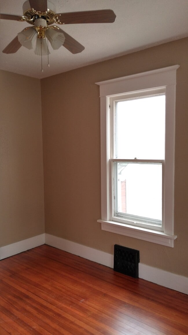 Building Photo - 145 E 14th St