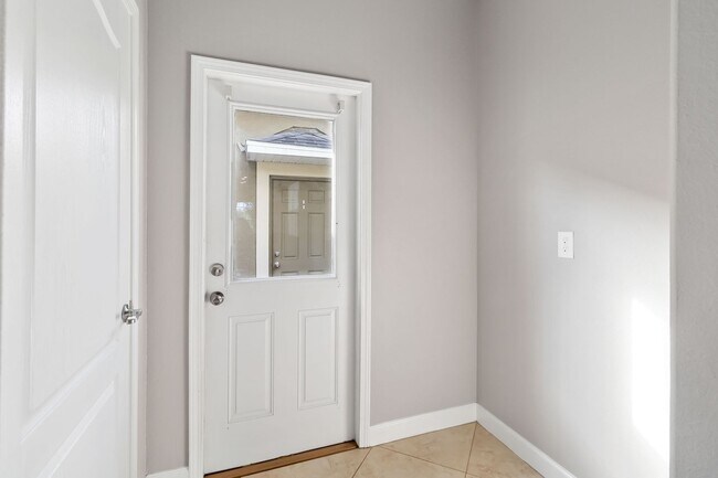 Building Photo - 3/2.5 Beautiful Energy Efficient Home in H...