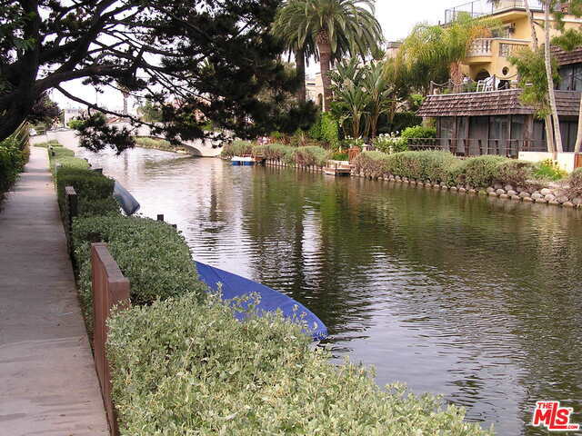 Building Photo - 420 Sherman Canal