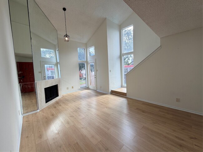 Building Photo - 10855 Meadowglen Ln