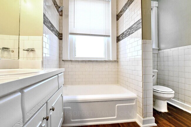 Building Photo - 319 W Lee St