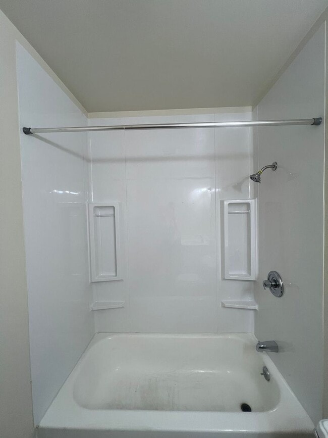 Building Photo - UPDATED 2 BEDROOM CONDO!!