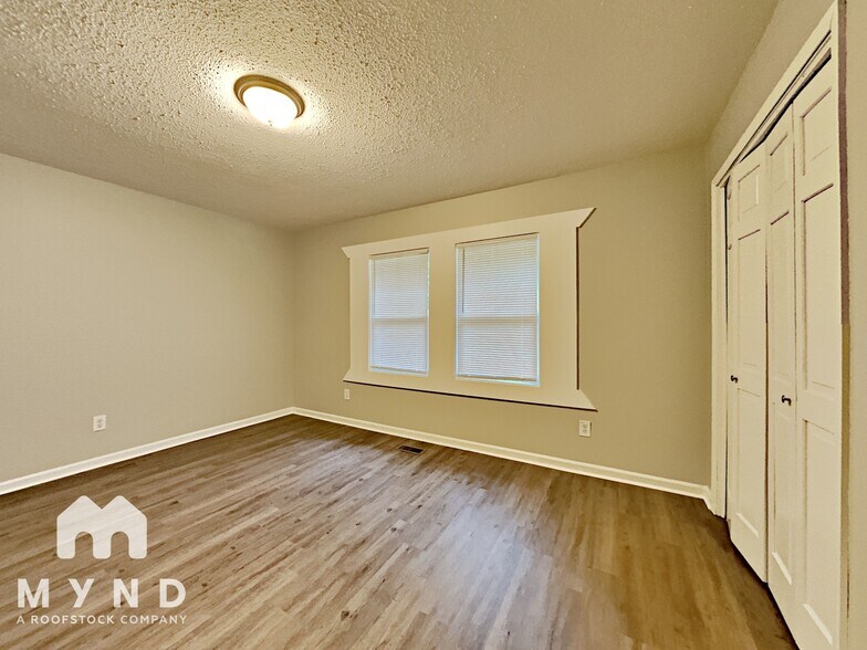 Building Photo - 204 Moon Cir