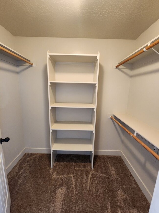 Building Photo - Charming Townhome