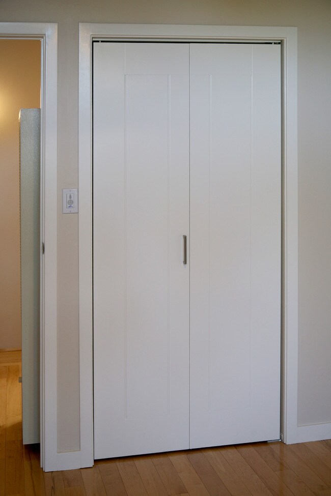 Building Photo - 278 Monroe Dr